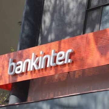 ep_archivo_-_letrero_del_banco_bankinter_en_una_de_sus_oficinas_en_madrid_espana_a_25_de_marzo_de.jp_.jpeg Bankinter Prioriza la Banca de Empresas en España y Deja la Puerta Abierta a un Dividendo Extraordinario